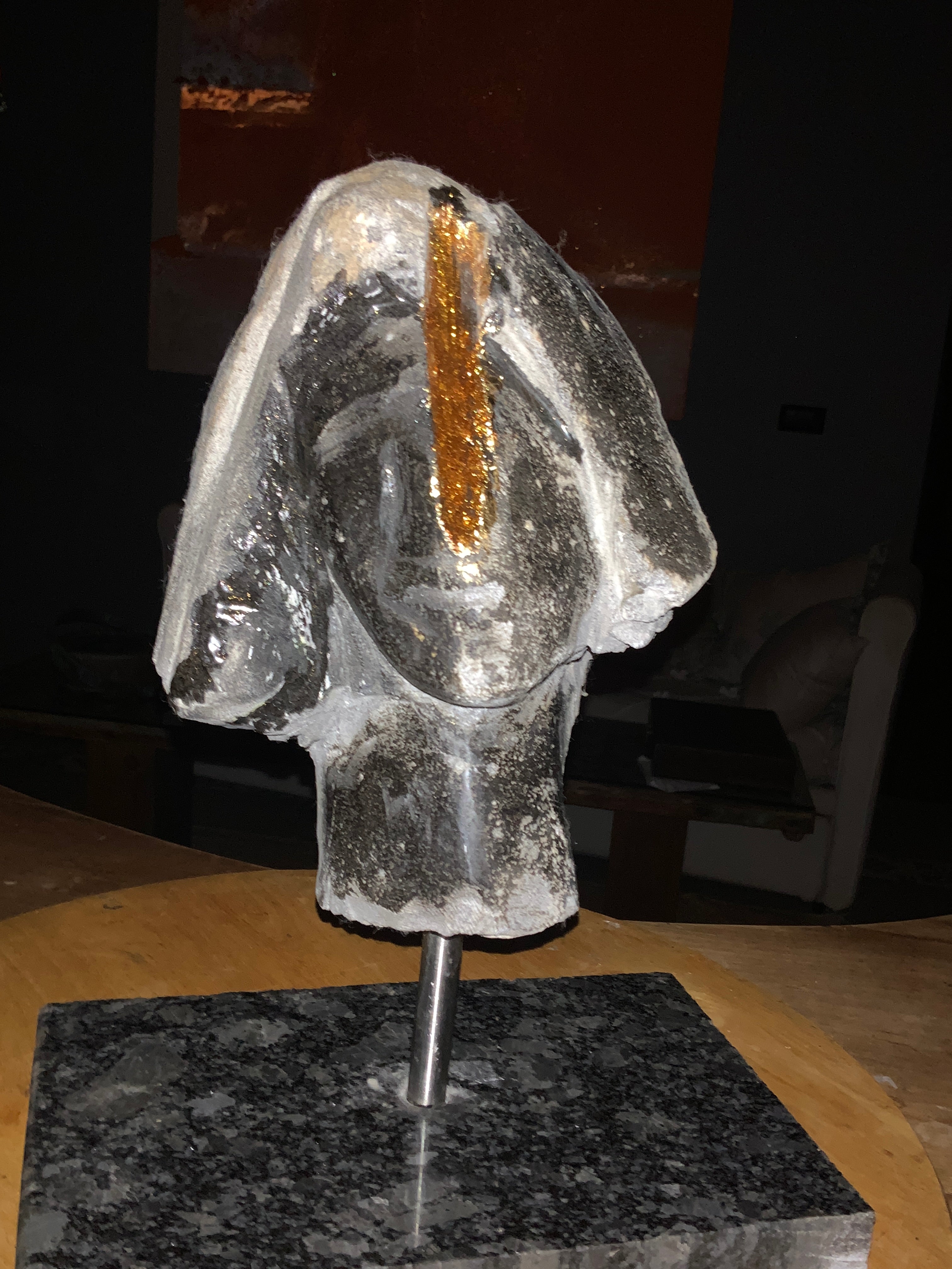Le Baiser de la Hache – Sculpture originale puissante par l'artiste mauricien DC Studio