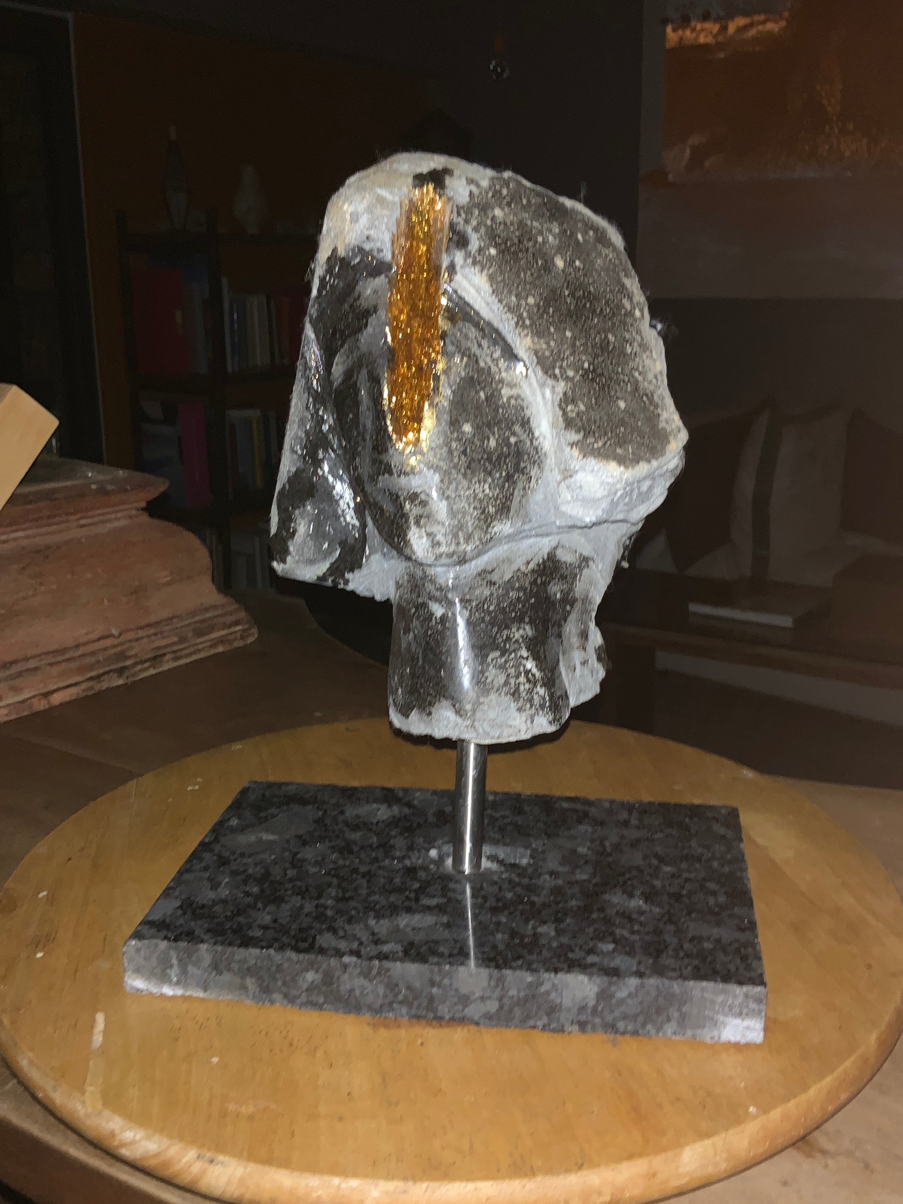 Le Baiser de la Hache – Sculpture originale puissante par l'artiste mauricien DC Studio