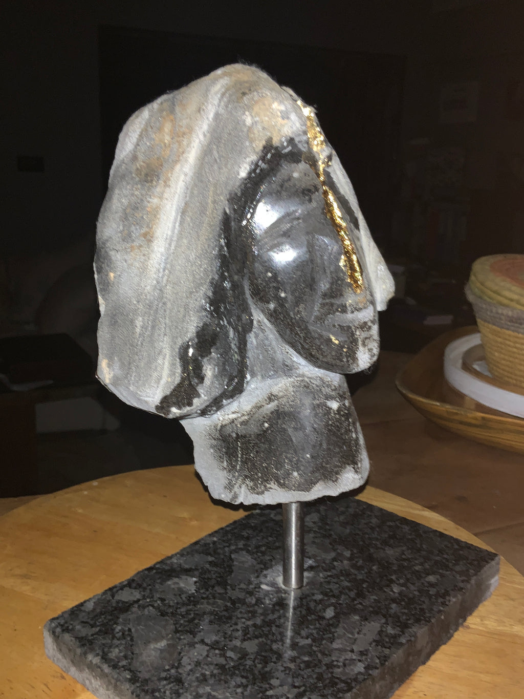 Le Baiser de la Hache – Sculpture originale puissante par l'artiste mauricien DC Studio