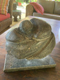 SUMO – Sculpture granit poli sumo méditant hauteur 30cm par l'artiste mauricien DC Studio