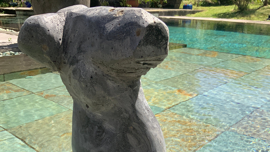 L'homme qui courbe la tête – Sculpture granit poli 60x35cm par l'artiste mauricien DC