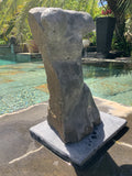L'homme qui courbe la tête – Sculpture granit poli 60x35cm par l'artiste mauricien DC