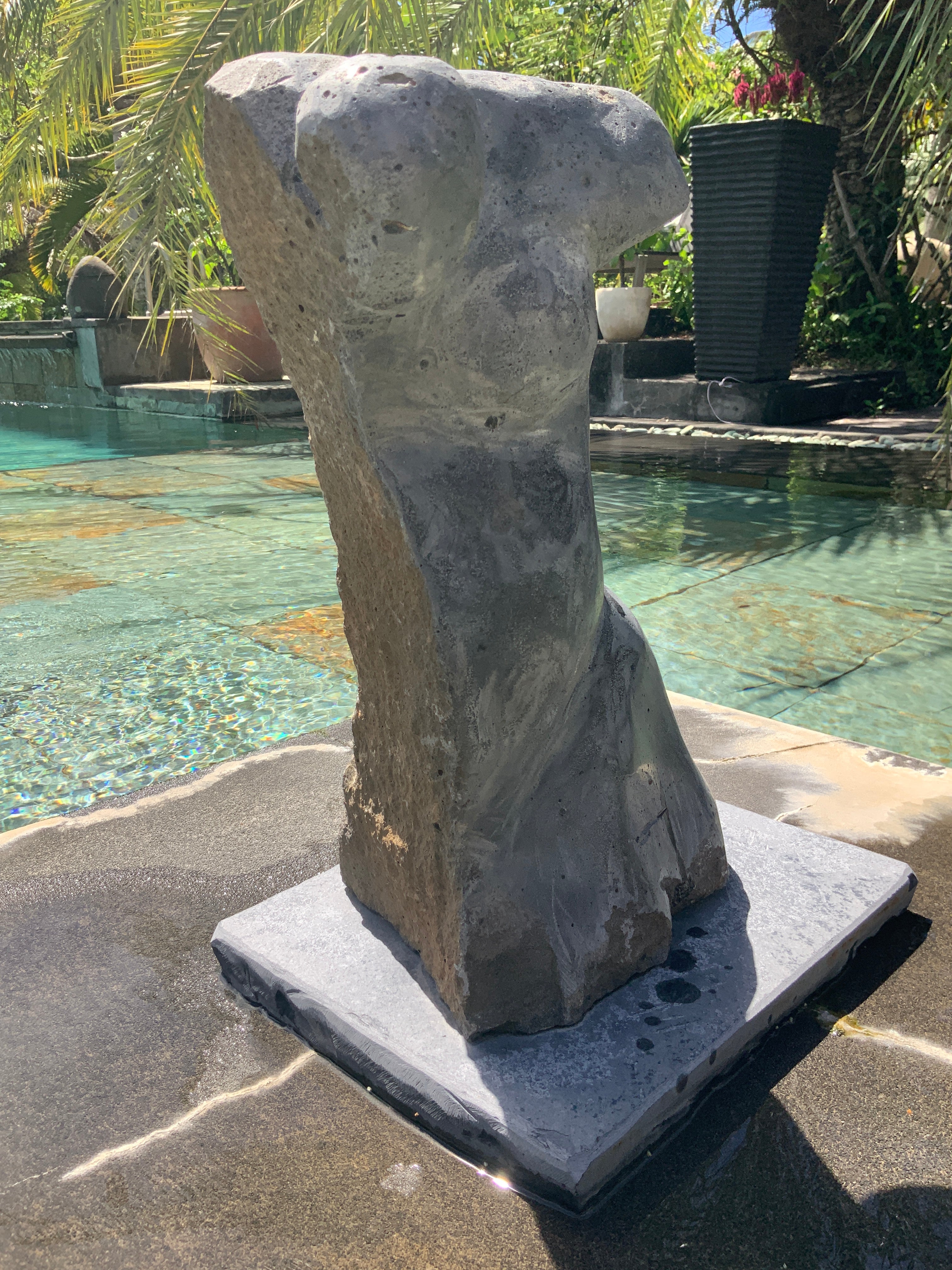 L'homme qui courbe la tête – Sculpture granit poli 60x35cm par l'artiste mauricien DC