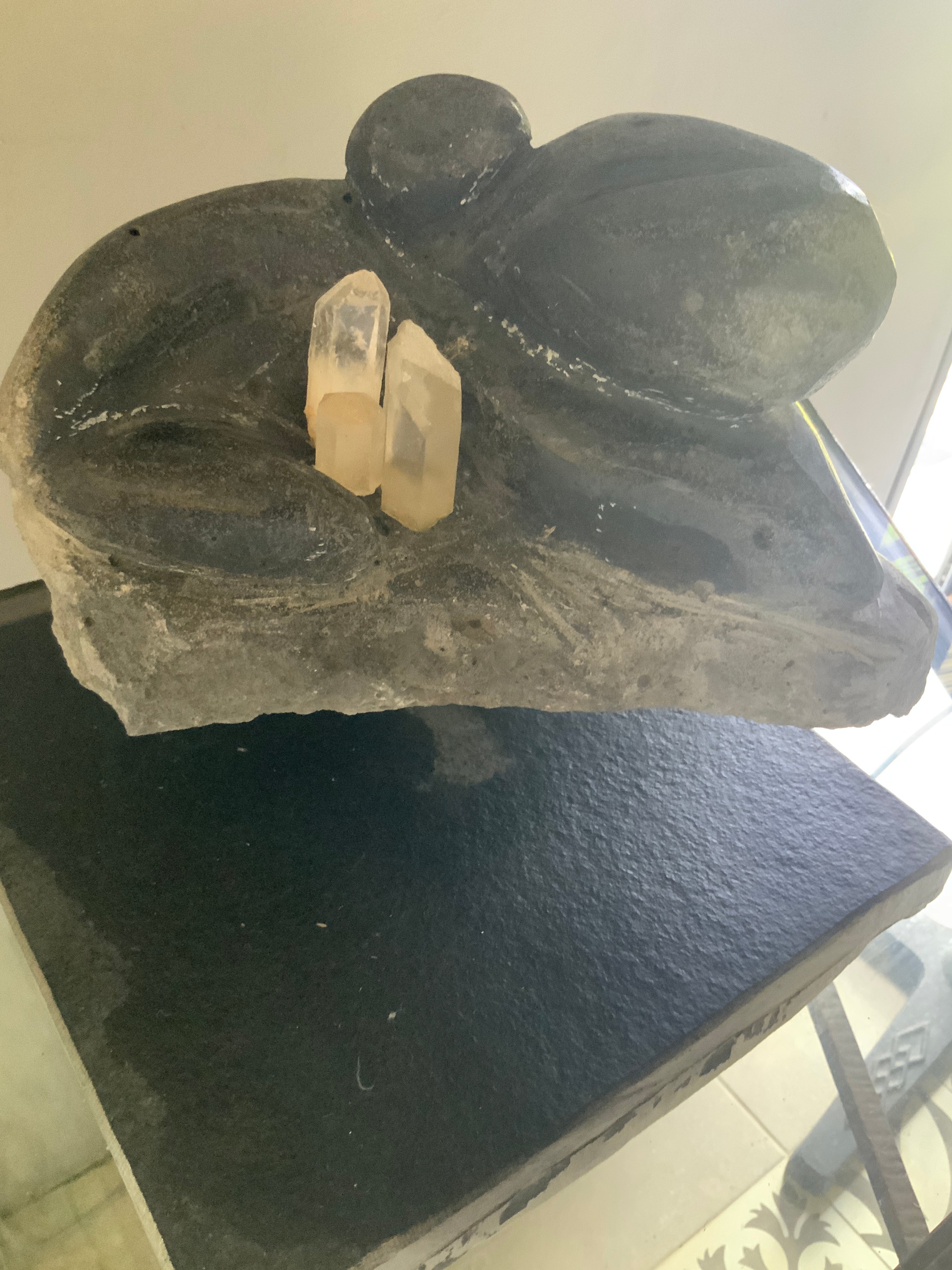 The Delivery – Sculpture granit poli maternité cristal 35x35cm par DC Studio Maurice