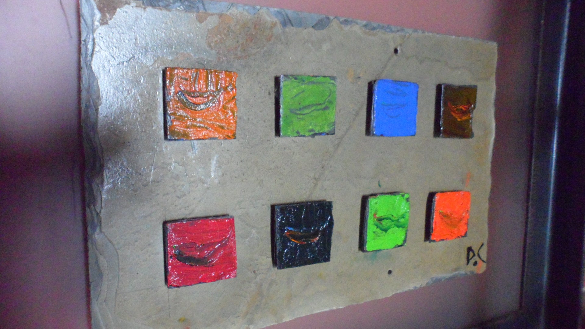 Sous Rire – Peinture sourire énigmatique sur ardoise 20x40cm par DC Studio Maurice